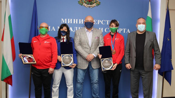 Министър Кралев награди Илина Иванова за бронзовия медал от Европейското първенство по таекуондо